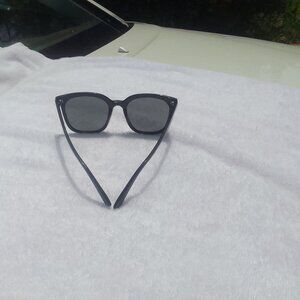 Best-selling stylish luxury well-done sunglass for him/her brand new